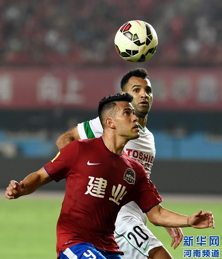 7月19日，河南建業(yè)隊(duì)球員哈維爾（前）在比賽中拼搶。