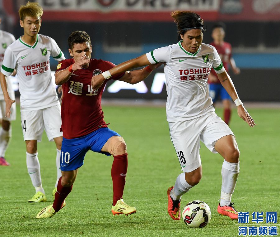　7月19日，杭州綠城隊(duì)球員趙宇豪（右）在比賽中爭(zhēng)搶。