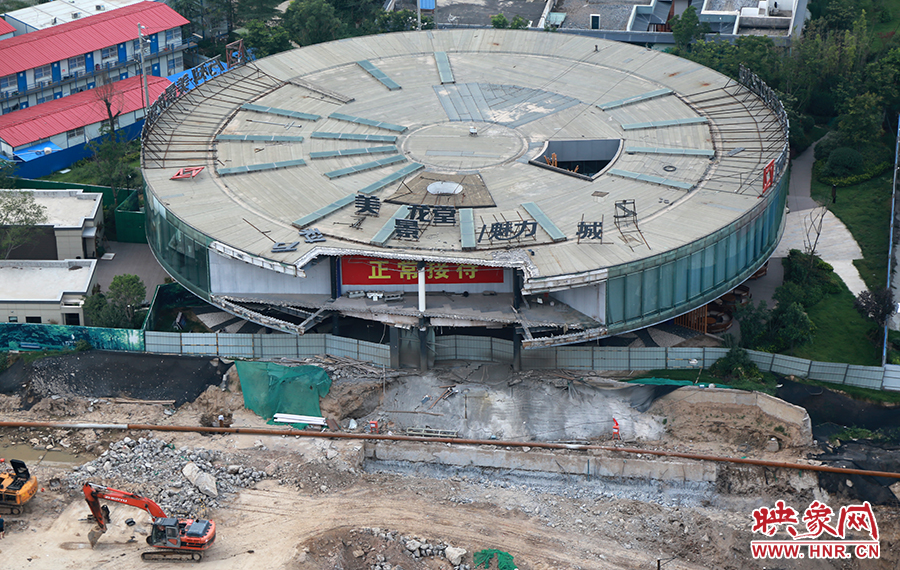 售樓部被拆掉一個角，仍在正常使用