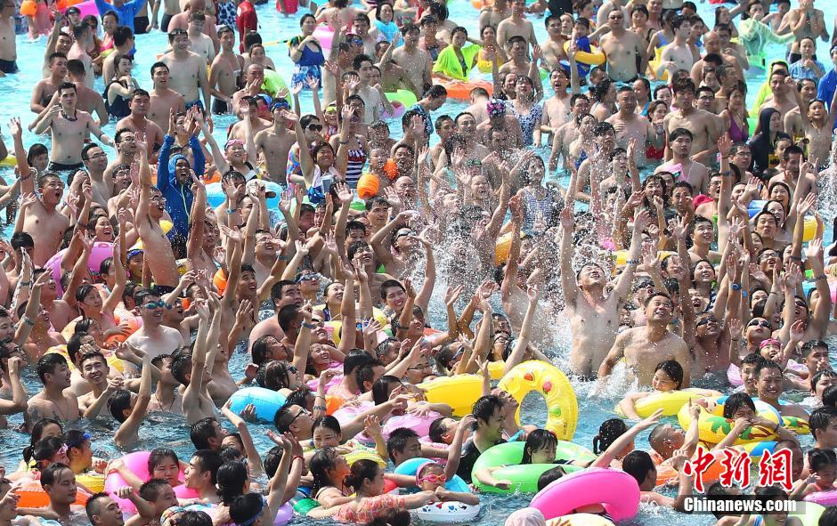 8月1日，民眾扎堆在南京湯山歡樂(lè)水魔方水上樂(lè)園戲水，享受“冰火兩重天”的涼爽和激情。連日來(lái)，中國(guó)大部分地區(qū)迎來(lái)高溫天氣。