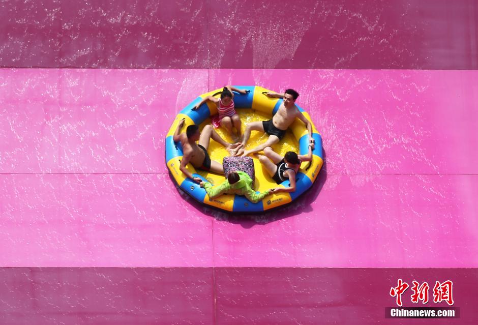 8月1日，民眾扎堆在南京湯山歡樂(lè)水魔方水上樂(lè)園戲水，享受“冰火兩重天”的涼爽和激情。連日來(lái)，中國(guó)大部分地區(qū)迎來(lái)高溫天氣。