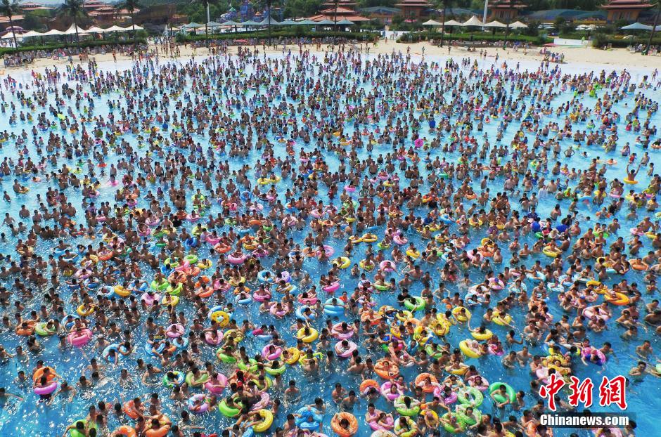 8月1日，民眾扎堆在南京湯山歡樂(lè)水魔方水上樂(lè)園戲水，享受“冰火兩重天”的涼爽和激情。連日來(lái)，中國(guó)大部分地區(qū)迎來(lái)高溫天氣。
