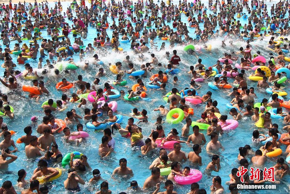 8月1日，民眾扎堆在南京湯山歡樂(lè)水魔方水上樂(lè)園戲水，享受“冰火兩重天”的涼爽和激情。連日來(lái)，中國(guó)大部分地區(qū)迎來(lái)高溫天氣。