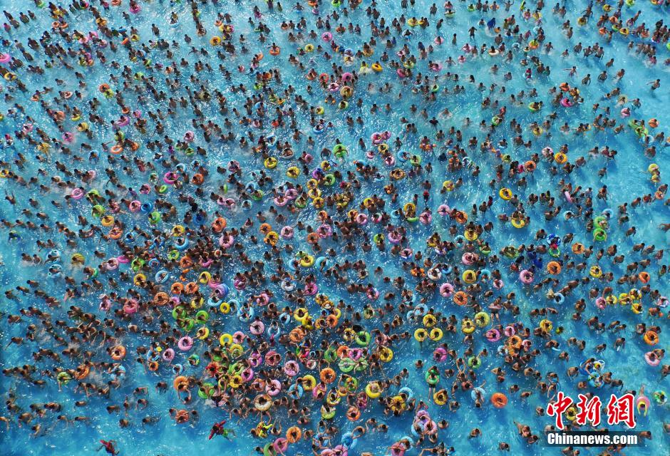 8月1日，民眾扎堆在南京湯山歡樂(lè)水魔方水上樂(lè)園戲水，享受“冰火兩重天”的涼爽和激情。連日來(lái)，中國(guó)大部分地區(qū)迎來(lái)高溫天氣。