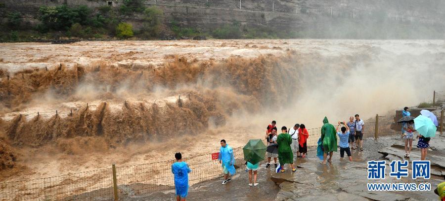 8月2日，游客在山西吉縣黃河壺口瀑布景區(qū)游覽觀瀑。