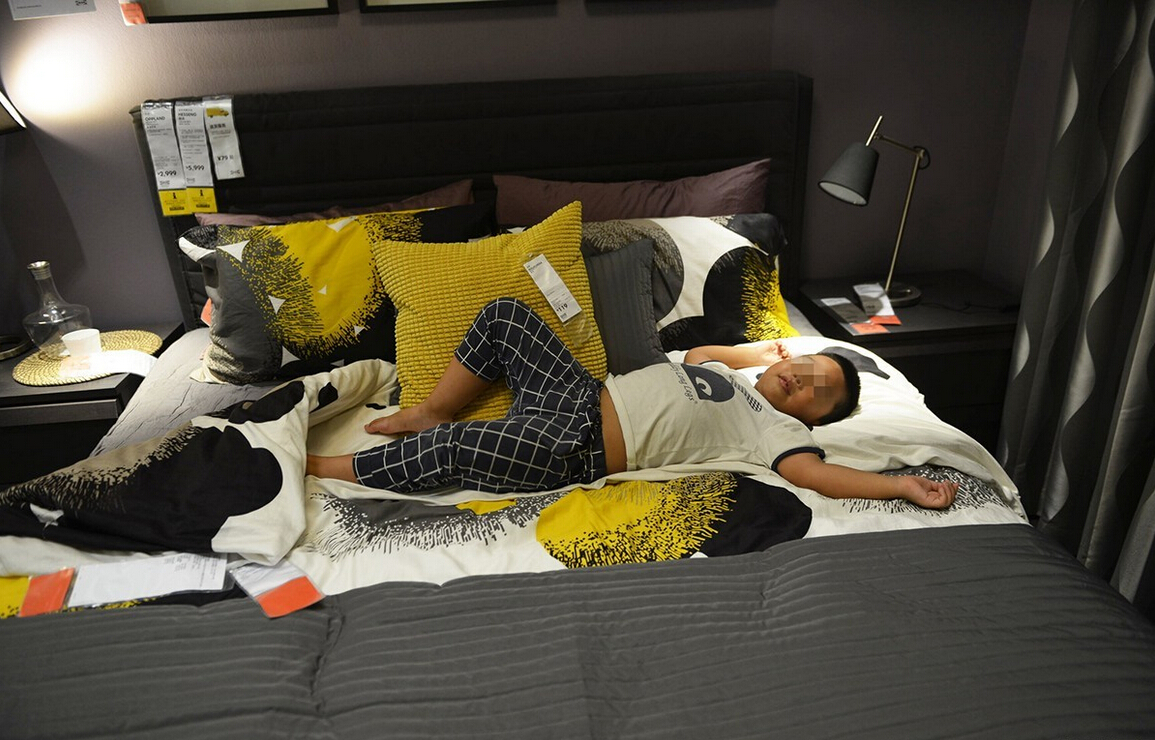 8月4日，杭州，“蹭涼族”在宜家杭州店的沙發(fā)或床鋪上休息。