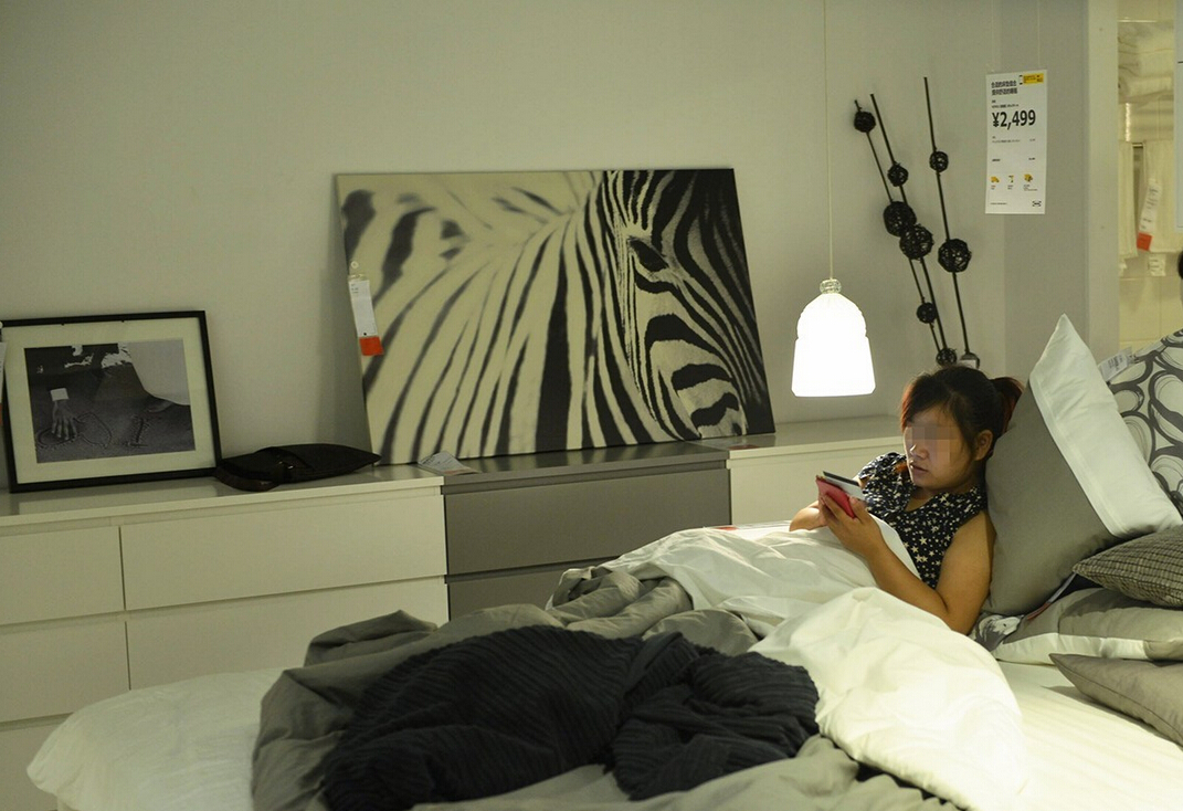 8月4日，杭州，“蹭涼族”在宜家杭州店的沙發(fā)或床鋪上休息。