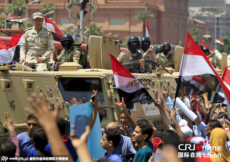 當(dāng)?shù)貢r(shí)間2015年8月6日，埃及開羅，民眾集會慶祝新蘇伊士運(yùn)河開通。圖片來源:CFP