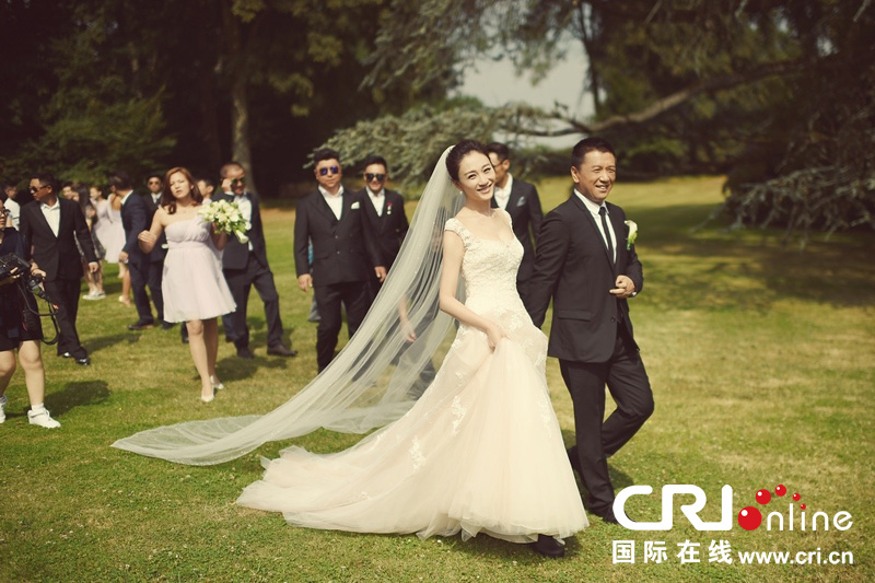 李小冉比利時(shí)辦婚禮 朱丹、鐘欣潼、應(yīng)采兒做伴娘