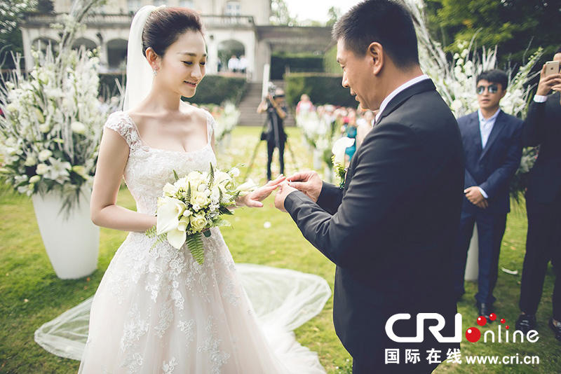 李小冉比利時(shí)辦婚禮 朱丹、鐘欣潼、應(yīng)采兒做伴娘