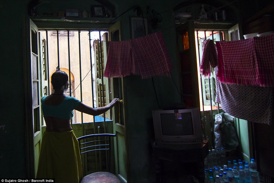 72歲的Maya Banarjee說：“我已經(jīng)太老了，但是我不會離開?！? complete=