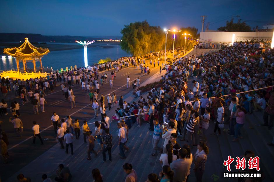 數(shù)萬(wàn)民眾前來(lái)黃河邊觀(guān)看河燈。 張?jiān)?攝