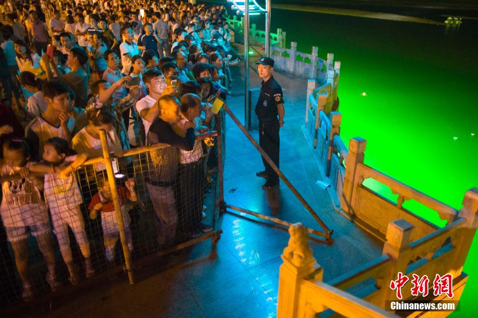 特警為河燈節(jié)保駕護(hù)航。 張?jiān)?攝