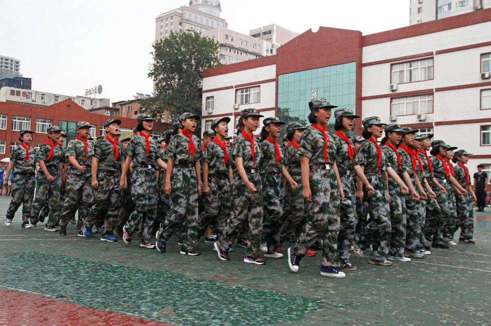 同學(xué)們?cè)谟曛袌?jiān)持完成了會(huì)操表演。