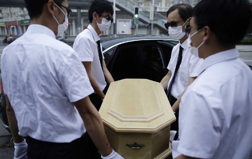 上海，花床、木棺、挽聯(lián)，在上海市閔行區(qū)一處私密的悼念室內(nèi)，一場小型追悼儀式正在舉行。