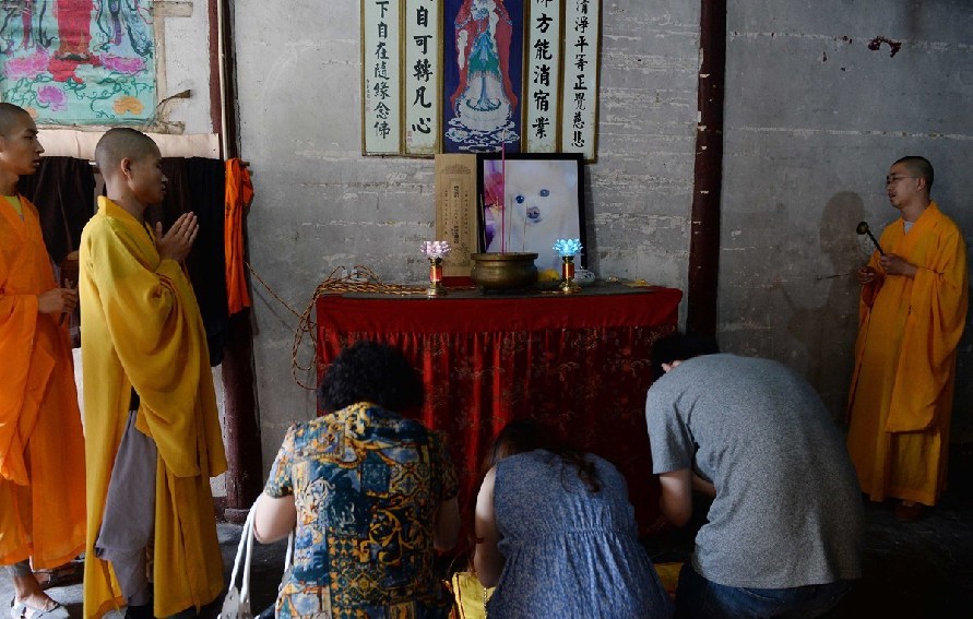 寺廟的僧人們在為寵物狗做超度。