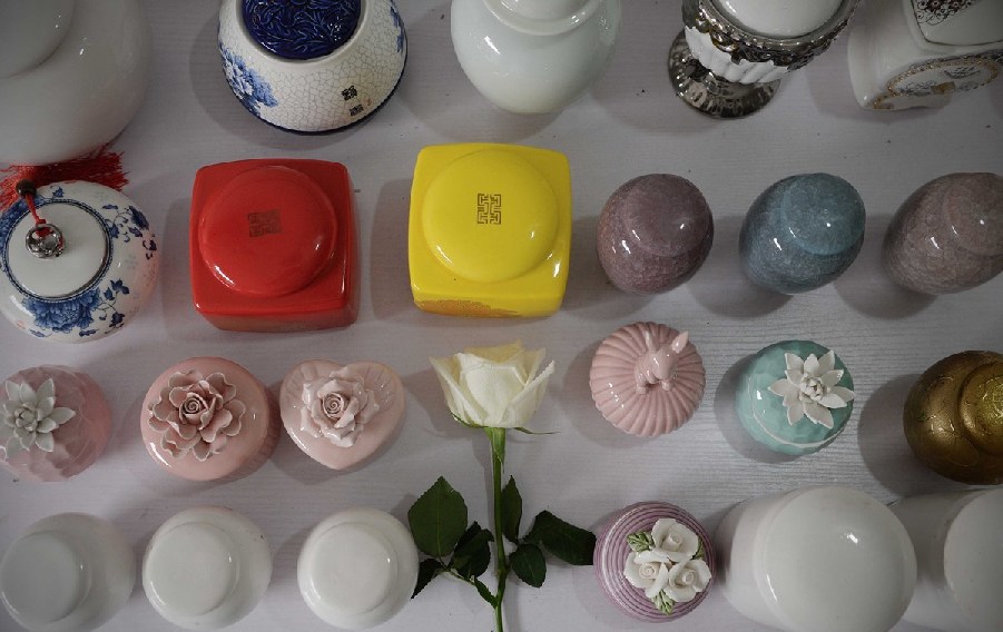 各種陶瓷罐是用來裝寵物骨灰的。