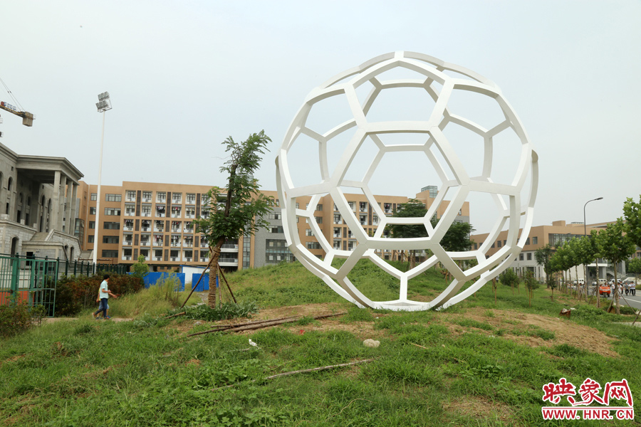 這是一座多邊形曲面藝術(shù)品，直徑約6米，剛剛建成，目前還沒(méi)有命名。