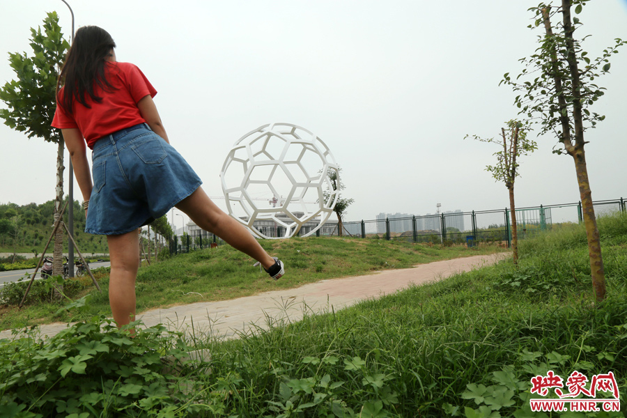 踢”足球“。