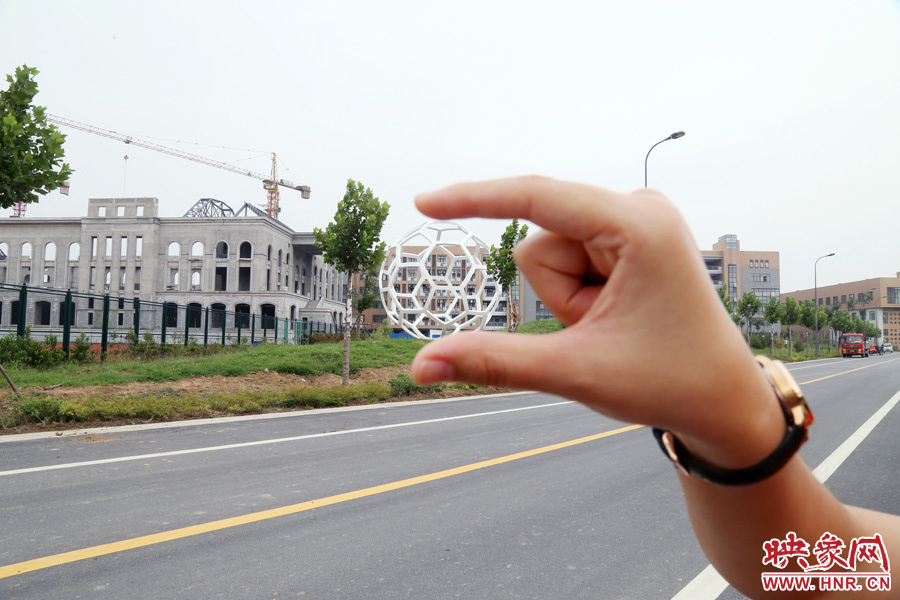 一名女生在拍創(chuàng)意照片。