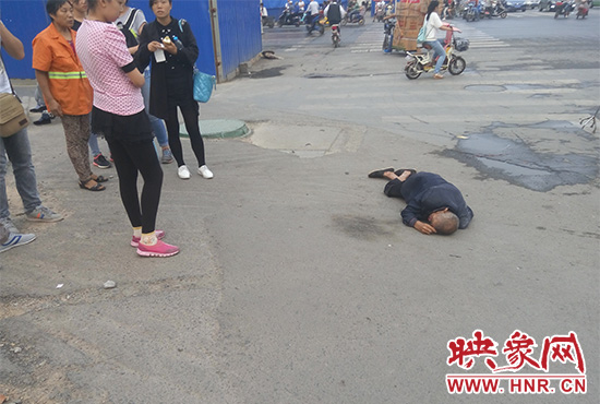 老人倒地后無人敢扶，過路市民拍照作證。