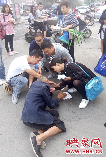 一些愛心市民在撥打了110和120后，上前給老人擦臉上的血跡。