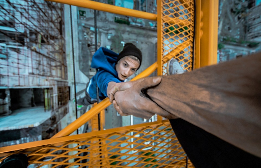 恐高癥慎入！俄羅斯小伙高空跑酷炫特技驚險(xiǎn)萬分