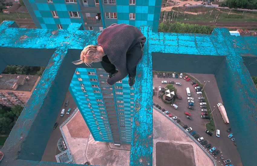 恐高癥慎入！俄羅斯小伙高空跑酷炫特技驚險(xiǎn)萬分