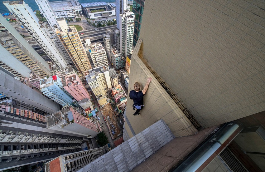 恐高癥慎入！俄羅斯小伙高空跑酷炫特技驚險(xiǎn)萬分