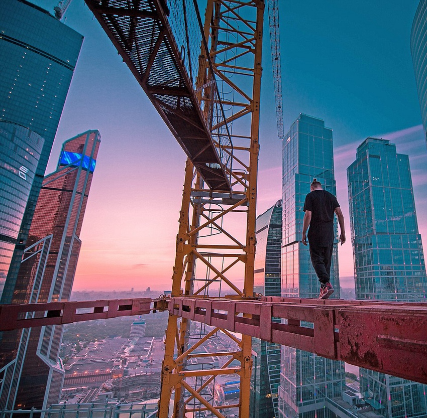 恐高癥慎入！俄羅斯小伙高空跑酷炫特技驚險(xiǎn)萬分