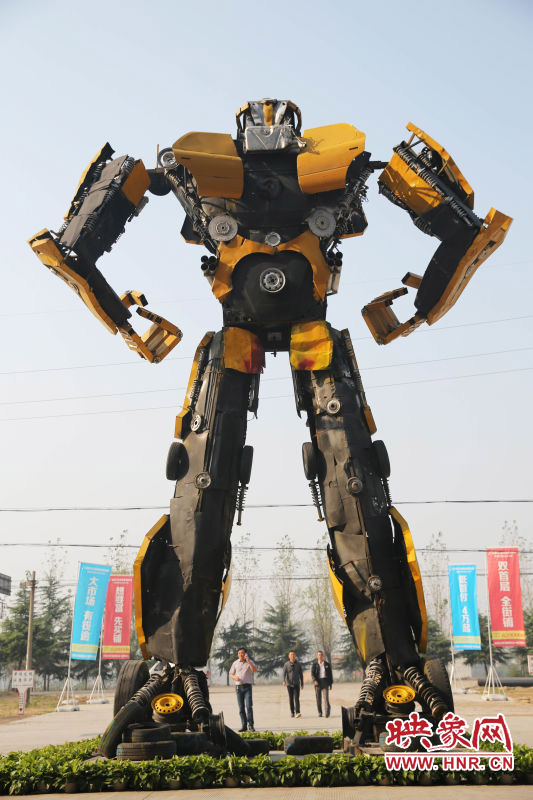 10月14日，一只高18米、寬8米的“變形金剛”矗立在河南省平頂山市寶豐縣一家企業(yè)門前。