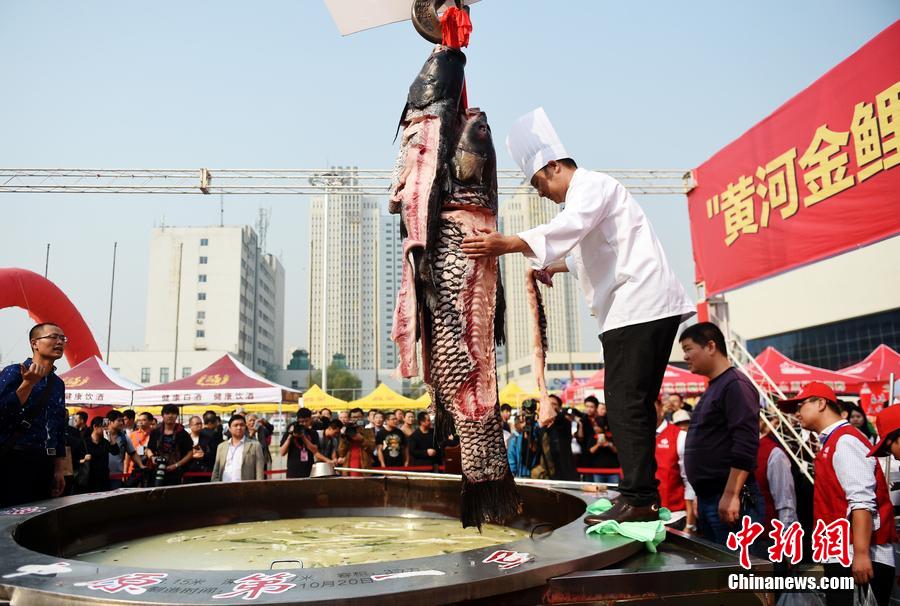 河南鄭州，一個直徑3.15米，深0.7米，可容納3噸高湯的“中原第一鍋”現(xiàn)場烹煮火鍋盛宴。