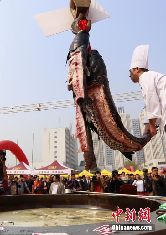 廚師對魚肉進行處理。 圖片來源：CFP視覺中國