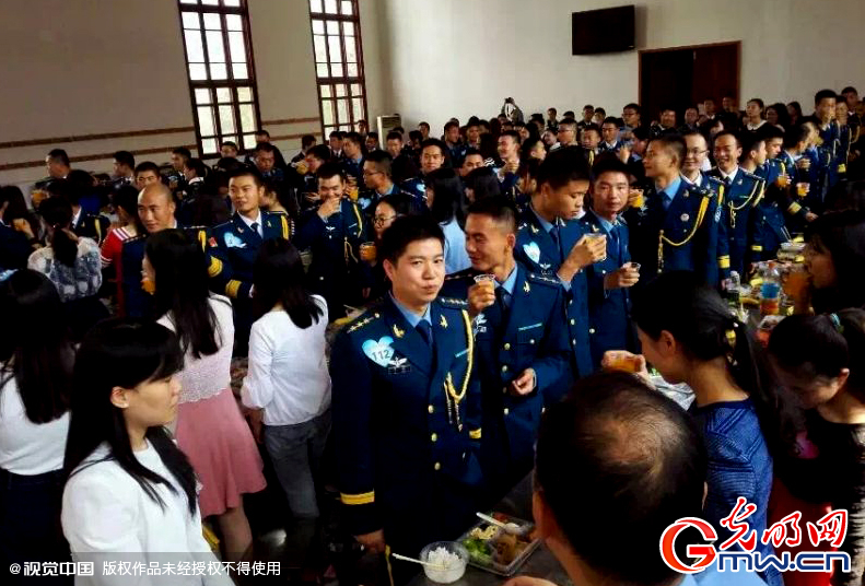 湖北武漢，“嫁人就嫁解放軍”，每年一屆的武漢軍旅姻緣會(huì)17日在駐漢空軍某指揮所文化活動(dòng)中心舉行