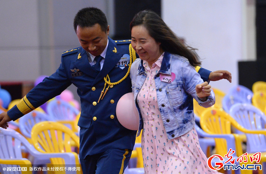 湖北武漢，“嫁人就嫁解放軍”，每年一屆的武漢軍旅姻緣會(huì)17日在駐漢空軍某指揮所文化活動(dòng)中心舉行