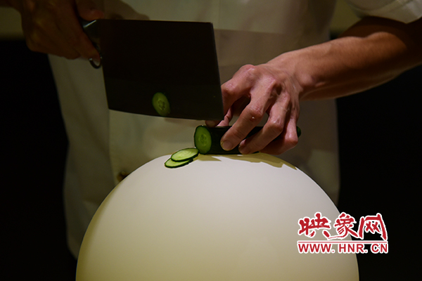 在面團氣球上切菜。