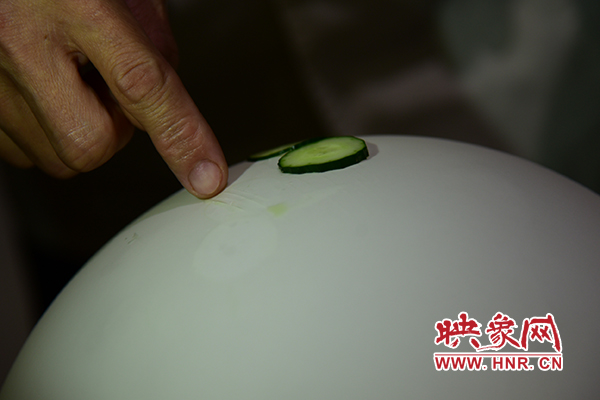 在面團氣球上切菜。