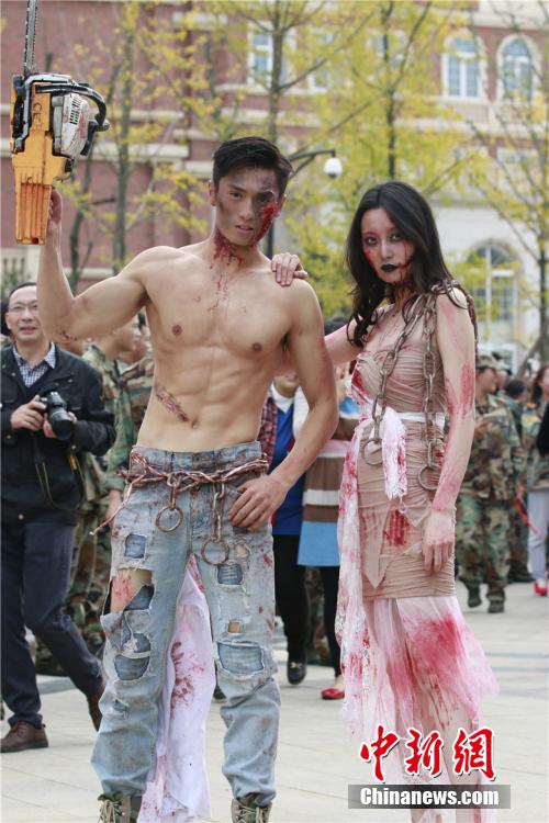 男神教師扮“鬼”學生稱其為“史上顏值最高男鬼”。何浠 攝