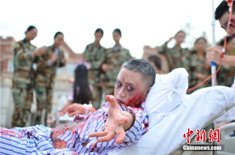 該校院長也參與其中，與學生共同嗨翻校園。 何浠 攝