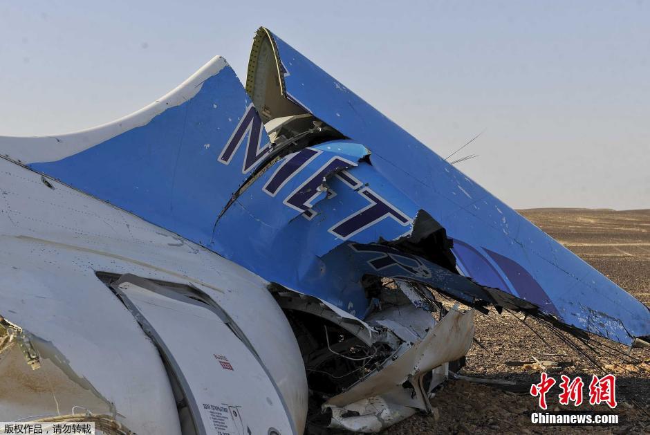 當(dāng)?shù)貢r(shí)間2015年10月31日，在埃及墜毀的俄羅斯客機(jī)殘骸散落在西奈半島的沙漠之中