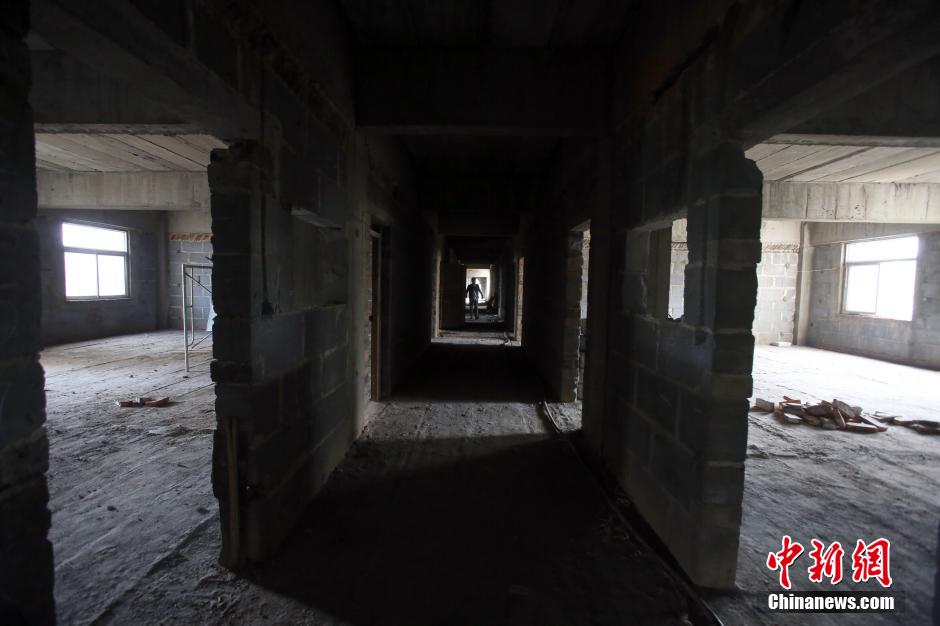 武漢山寨“國會(huì)大廈”荒廢多年 院子成菜地