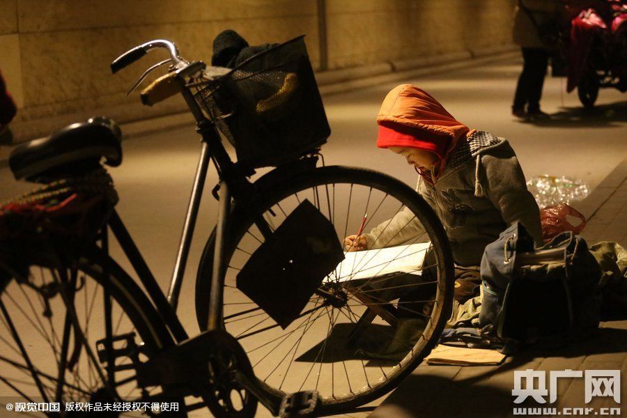 他的父母說，晚上回去晚，孩子的作業(yè)都是在這寫，做小生意不容易，孩子還陪著遭罪，經常還有城管攆著不讓在這賣。