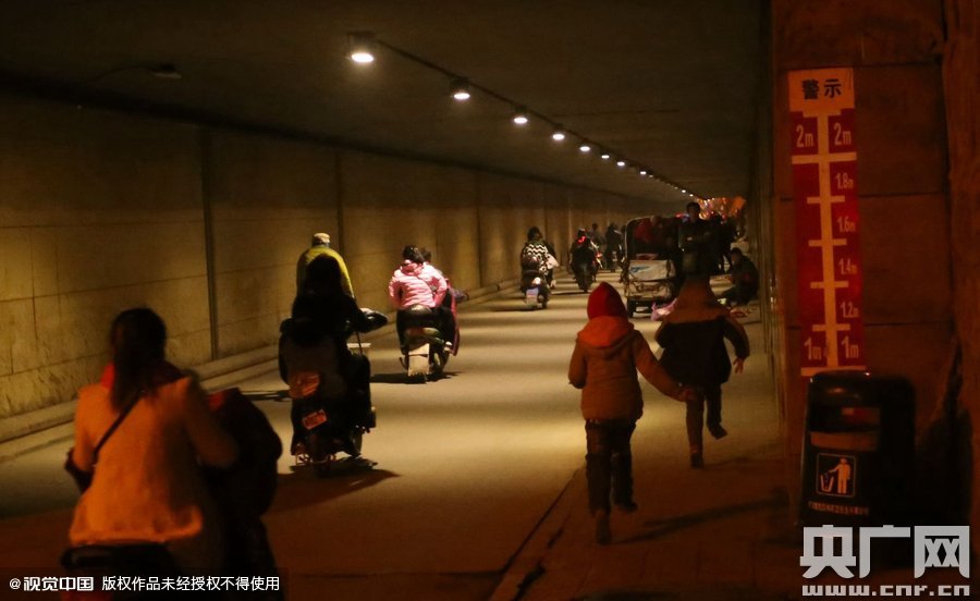 寫完作業(yè)，小一航與鄰居的小伙伴在大橋下玩耍。