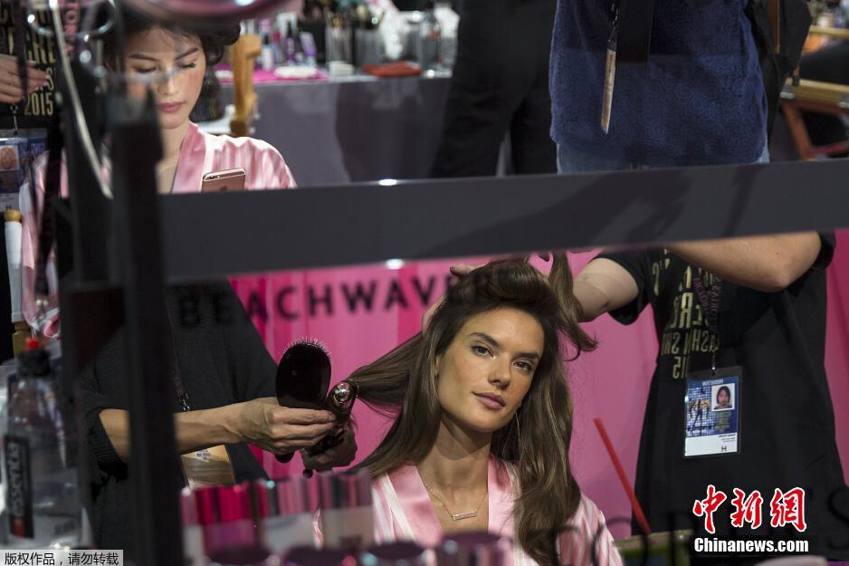 當(dāng)?shù)貢r(shí)間11月10日，2015維多利亞的秘密年度內(nèi)衣秀在紐約上演，模特在后臺(tái)緊張地準(zhǔn)備中。