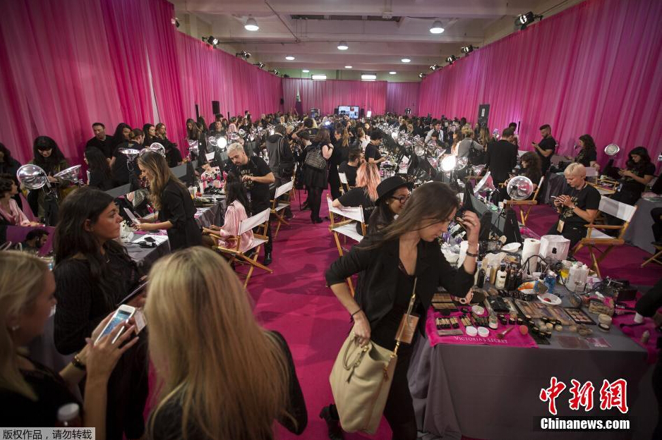 當(dāng)?shù)貢r(shí)間11月10日，2015維多利亞的秘密年度內(nèi)衣秀在紐約上演，模特在后臺(tái)緊張地準(zhǔn)備中。