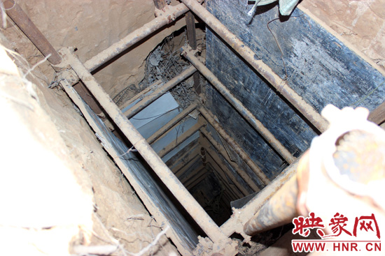 走上叔齊墓的頂端，可以清晰看到兩個(gè)沒有填土的坑洞，洞內(nèi)的四周從上往下放置著腳手架，深不見底。