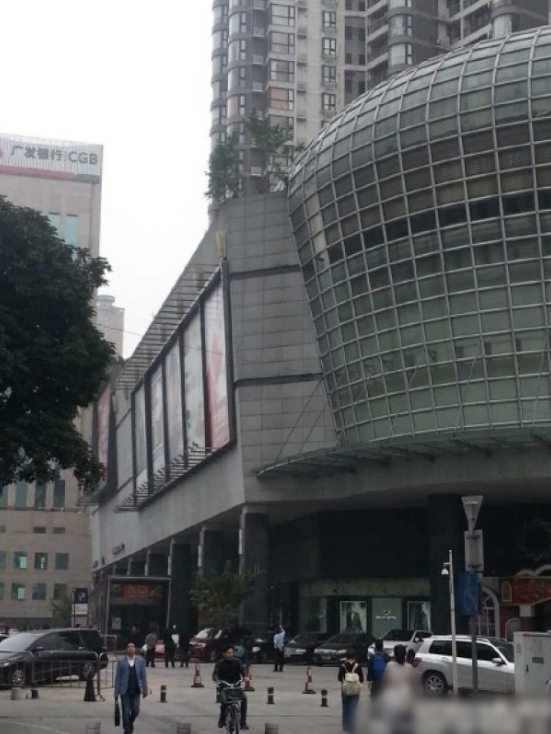 一輛停在停車(chē)位上的寶馬轎車(chē)，被墜落的樹(shù)枝砸中，樹(shù)枝徑直插入車(chē)內(nèi)，現(xiàn)場(chǎng)引發(fā)不少市民圍觀拍照。