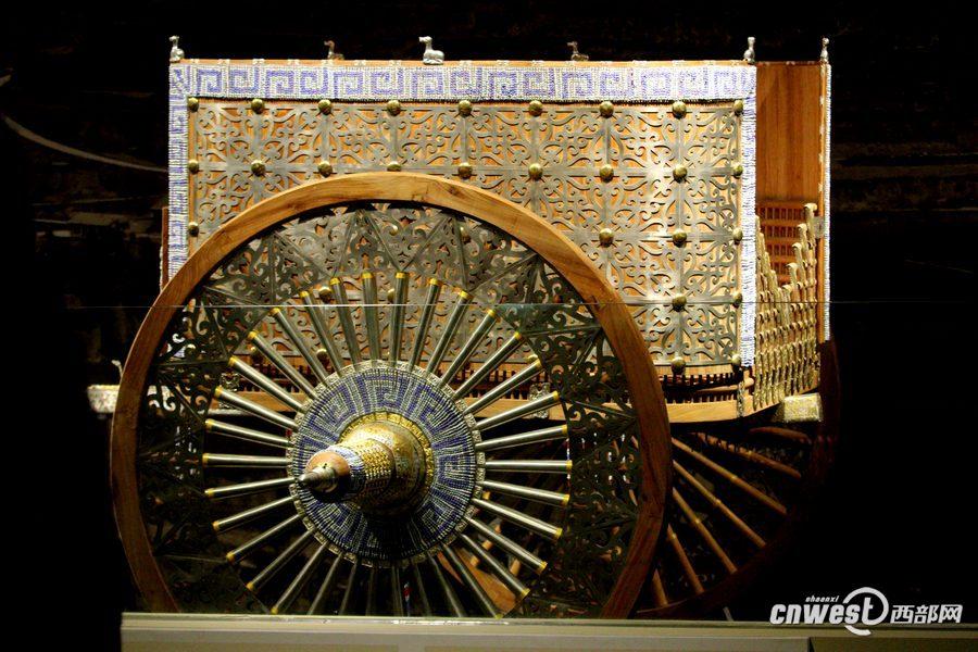 1月7日，甘肅省考古研究所所長(zhǎng)王輝向人們介紹花了200萬元復(fù)制的禮儀車輛。