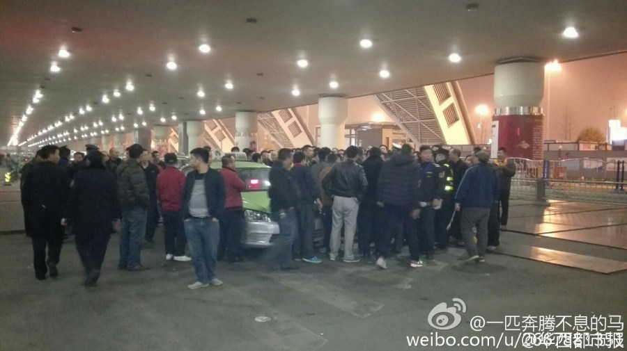 機(jī)場(chǎng)后調(diào)配10多輛機(jī)場(chǎng)大巴運(yùn)送旅客進(jìn)城。