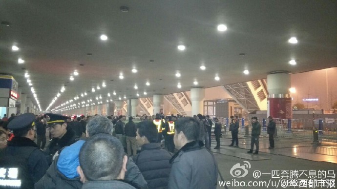 據(jù)現(xiàn)場(chǎng)網(wǎng)友表示：交警和出租車司機(jī)吵了起來。